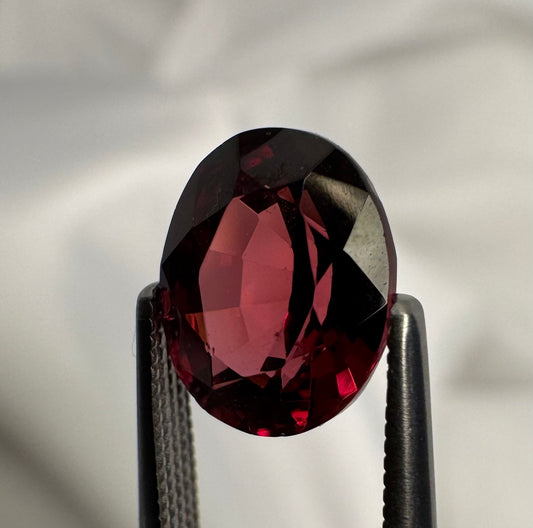 Rhodolite Garnet | Purplish Red | Oval Cut | 2.935 ct